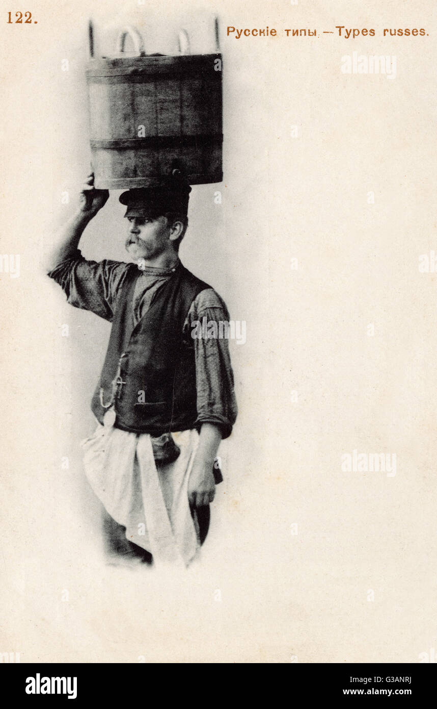 Portiere russo con un grande secchio di legno sulla testa Foto Stock