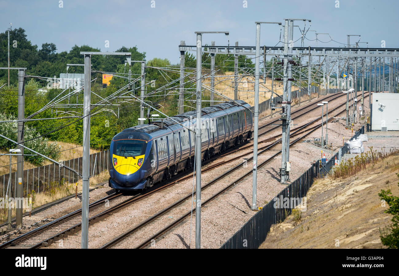 Southeastern treno ad alta velocità in esecuzione tra il Kent e Londra sulla Alta velocità 1 linea in Inghilterra. Foto Stock