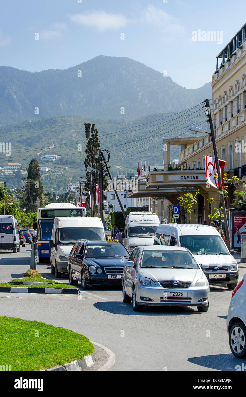 Guida lungo una strada nella città di Kyrenia nel nord Cyrpus. Foto Stock