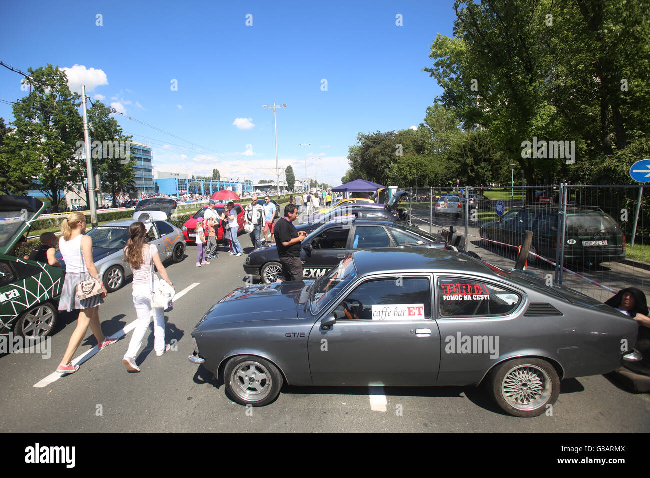 Persone sightseeing automobili parcheggiate a veloce e furioso street gara a Avenue Dubrovnik a Zagabria in Croazia. Foto Stock