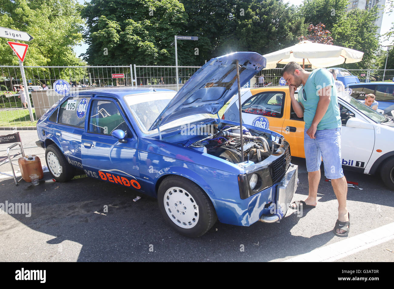 Uomo che guarda il motore di un parcheggiato Opel Kadett a veloce e furioso street gara a Avenue Dubrovnik a Zagabria in Croazia. Foto Stock