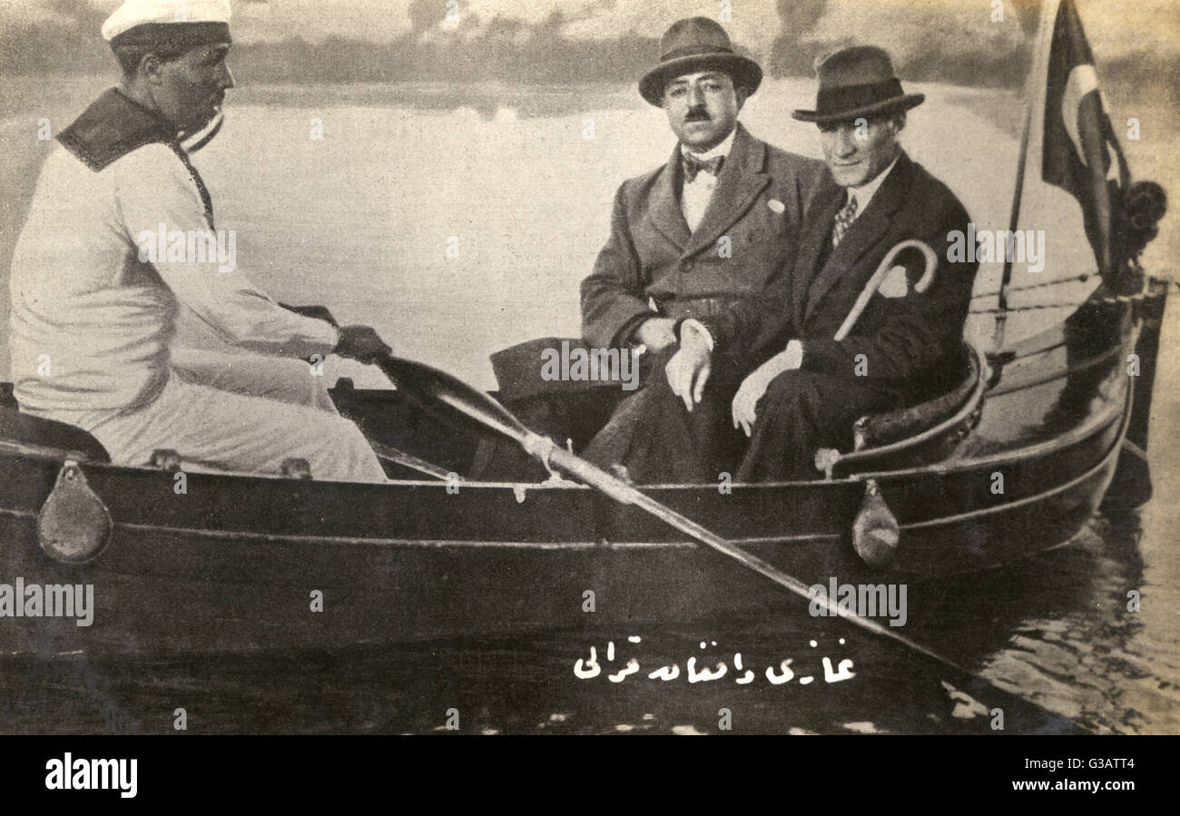 Eccezionalmente rara cartolina da maggio 1928 Mostra Mustafa Kemal Ataturk (18811938), Presidente della Turchia, raffigurato in una barca a remi con il sovrano di Afghanistan, Amanullah Khan (1892-1960) (Emir tra 1919-1926). Data: 1928 Foto Stock