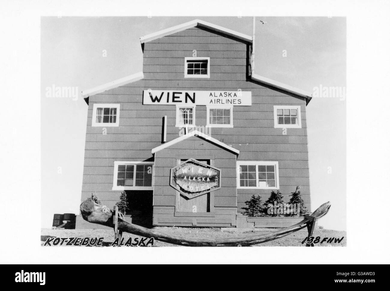 Hotel Wien e Alaska Airlines, Kotzebue, NW Alaska, a nord del Circolo Polare Artico, lo stretto di Bering, STATI UNITI D'AMERICA. Data: circa 1950 Foto Stock