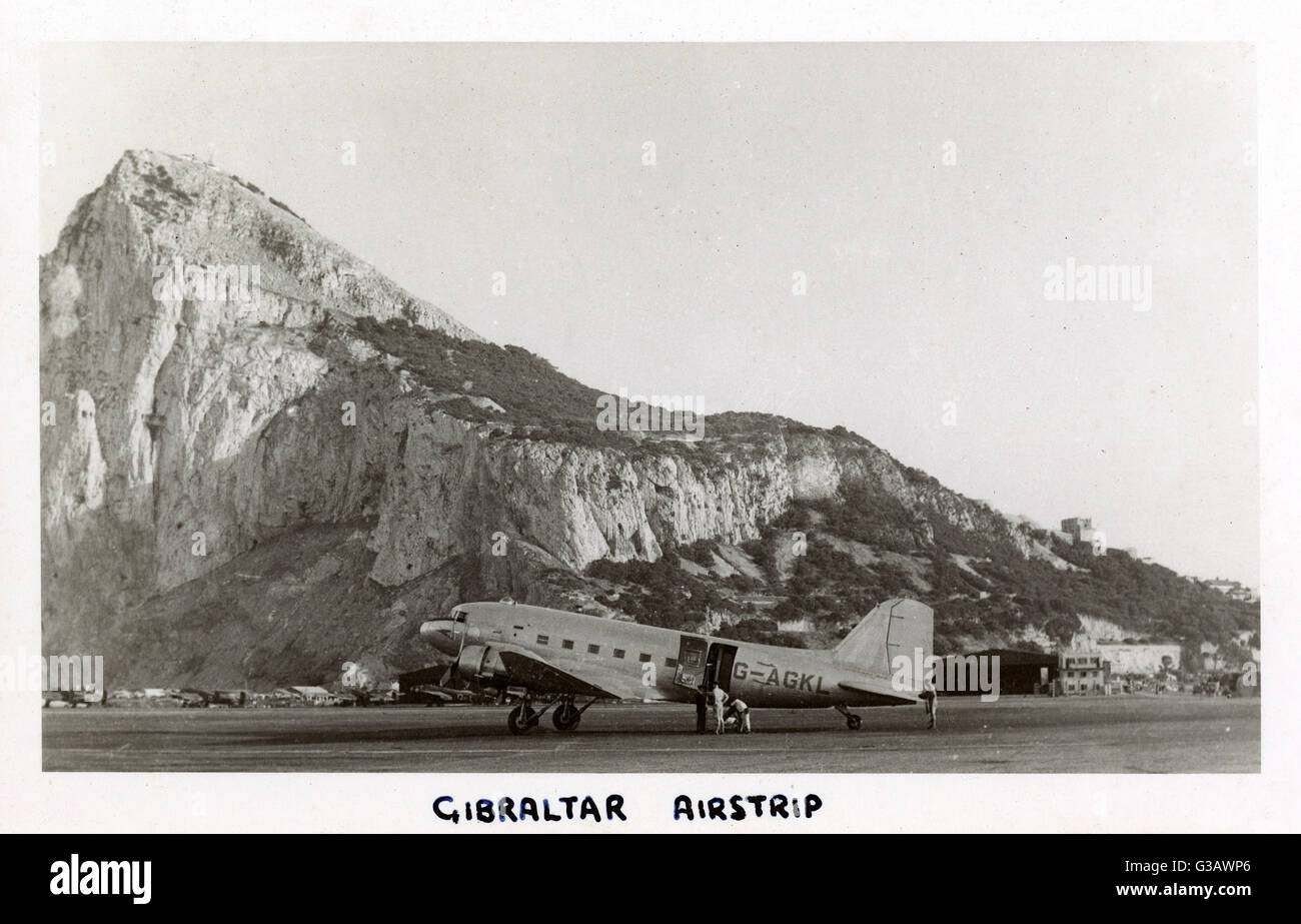 Gibilterra pista di atterraggio per aerei con Douglas C47 Dakota 4 in primo piano e bombardieri in background, probabilmente durante la Seconda Guerra Mondiale. Data: circa 1940s Foto Stock