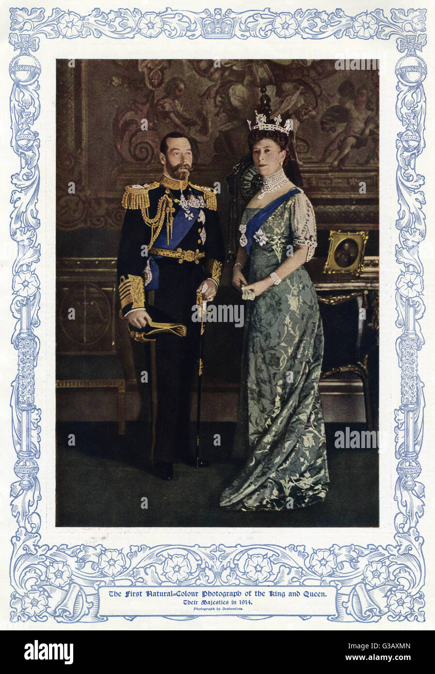Re Giorgio V (1865 - 1936) e sua moglie Maria regina consorte a Buckingham Palace. Queen Mary indossare un indossando una corona con il Koh-i-Noor diamante incastonato nel centro data: 1914 Foto Stock