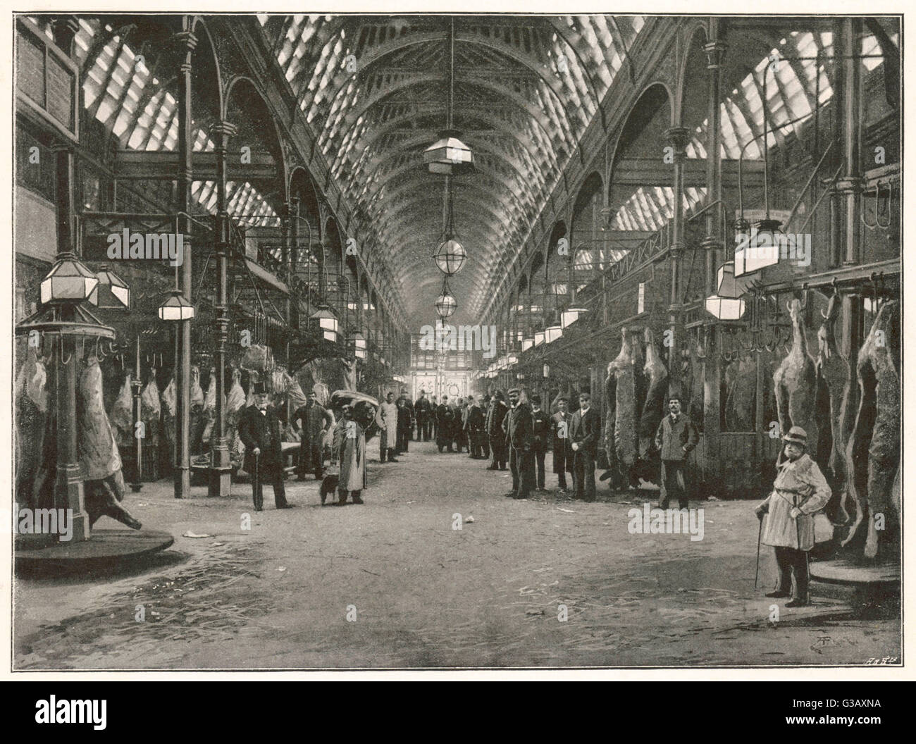 Il vasto interno della carne di Smithfield Market, con carcasse appesi da ganci tutti giù la navata centrale. Data: 1895 Foto Stock