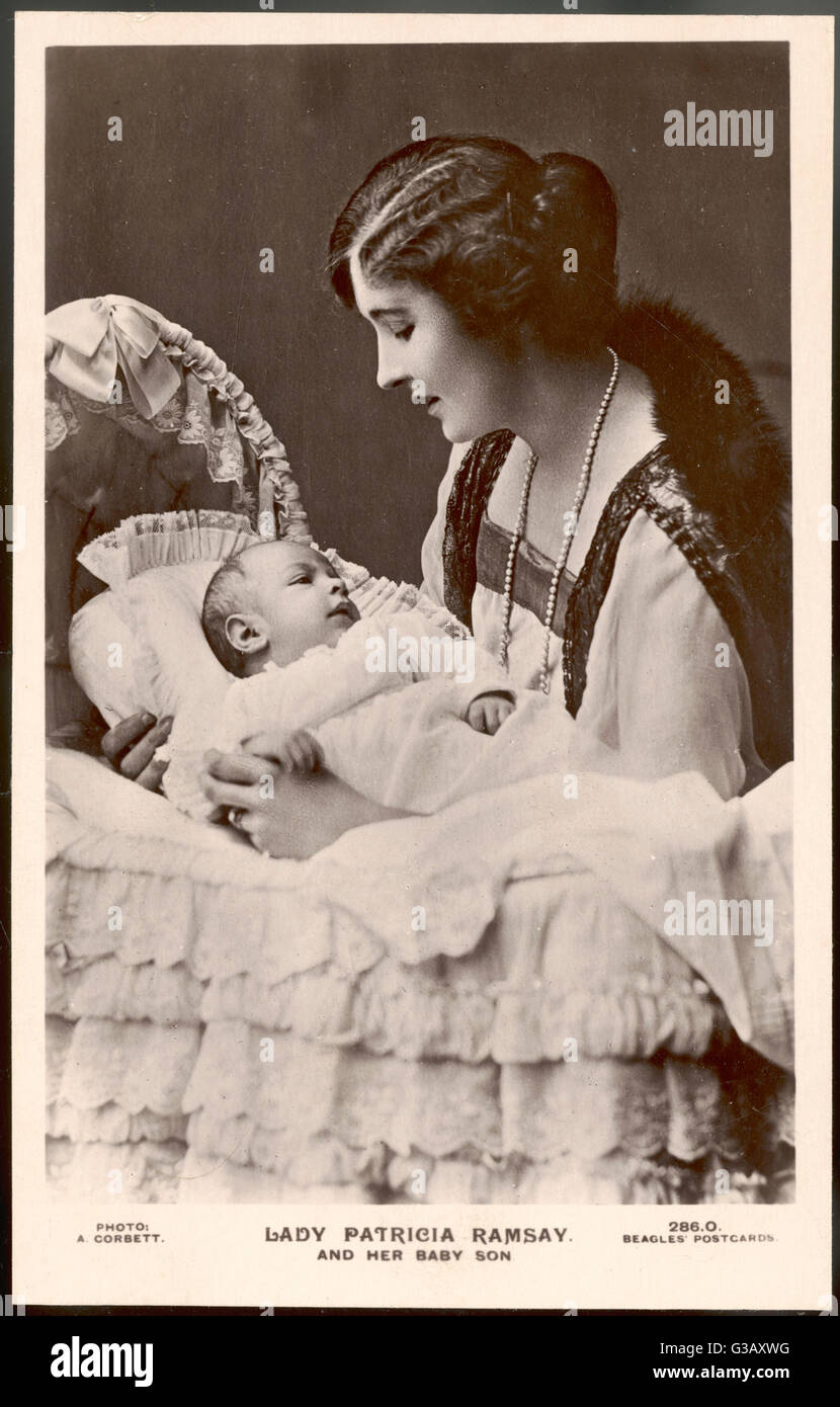 La principessa PATRICIA di Connaught figlia di Arthur, duca di Connaught, moglie di Sir Alexander Ramsay, visto qui con il suo bambino figlio data: 1886 - 1974 Foto Stock