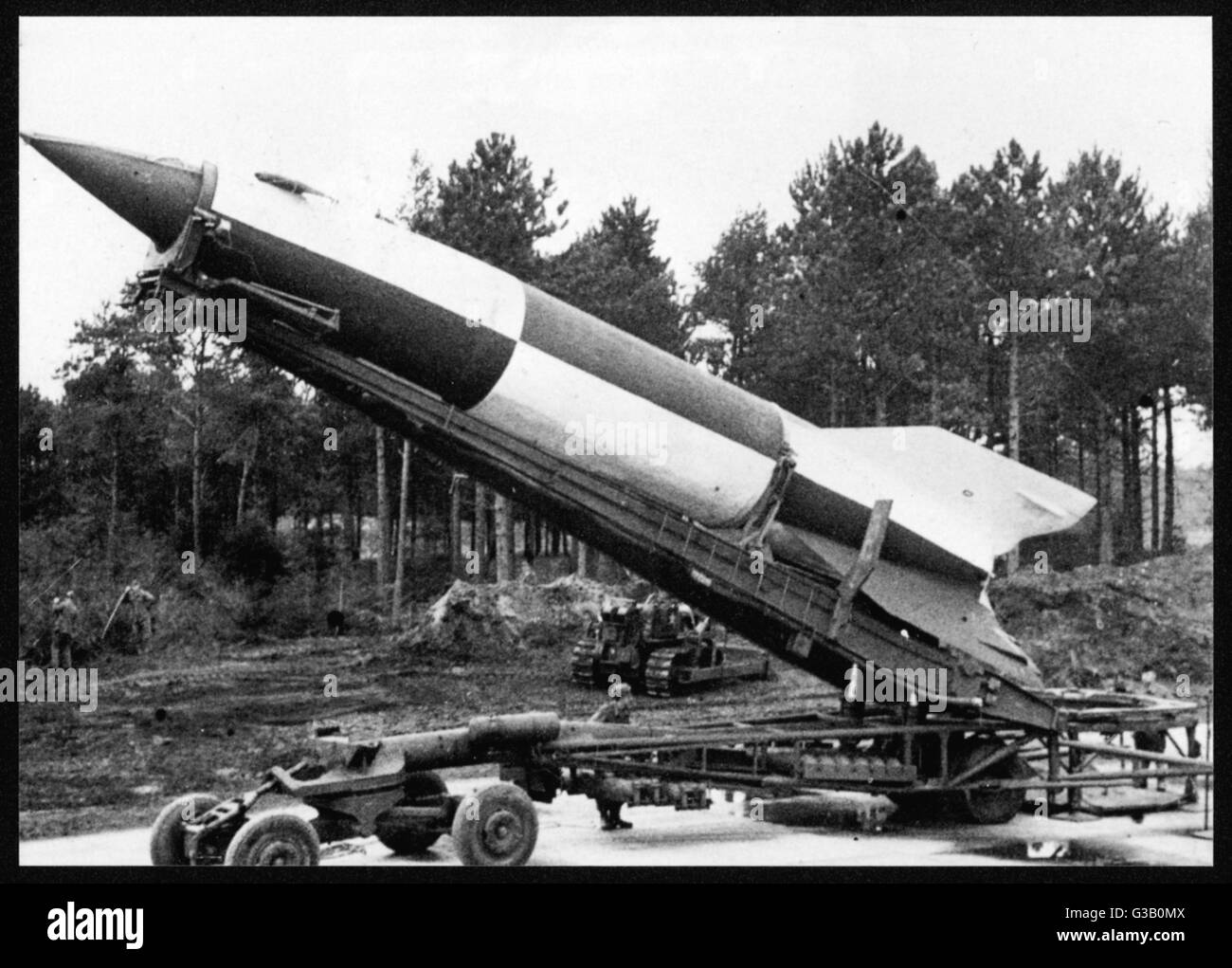Un V2 razzo sulla rampa di lancio. Più complessa della V1, questi erano i primi sparato contro a Londra il 8 settembre 1944. Data: Circa 1944 Foto Stock