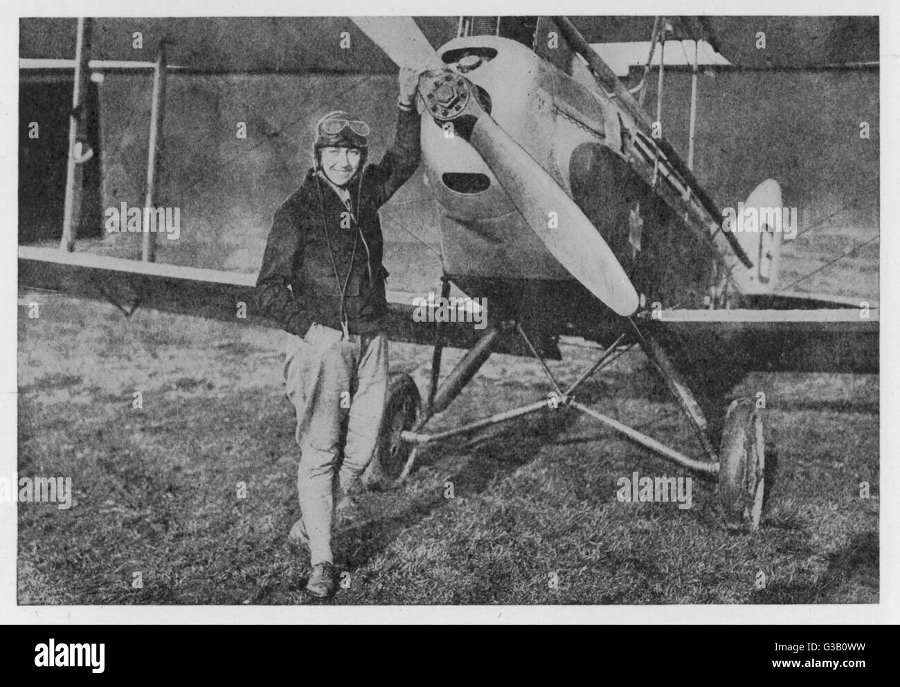 In piedi accanto al Gypsy Moth in cui ha effettuato il primo volo solo da una donna da Londra a Australia. Data: 1930 Foto Stock