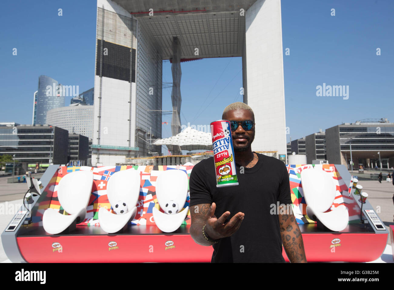 Solo uso editoriale professionale ex calciatore francese Djibril CISSE svela le patatine Super divano a La Defense, Parigi, che include elementi come ad esempio poltrone ergonomiche, spuntini titolari, e caricabatterie per telefono cellulare, prima della prossima estate torneo di calcio. Foto Stock