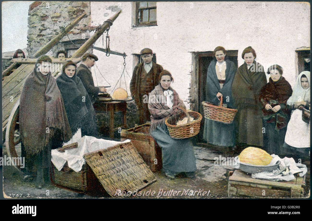 Una strada del mercato del burro in Irlanda. Un gruppo di donne pronti a vendere i loro fatti in casa a base di burro. Data: circa 1910 Foto Stock