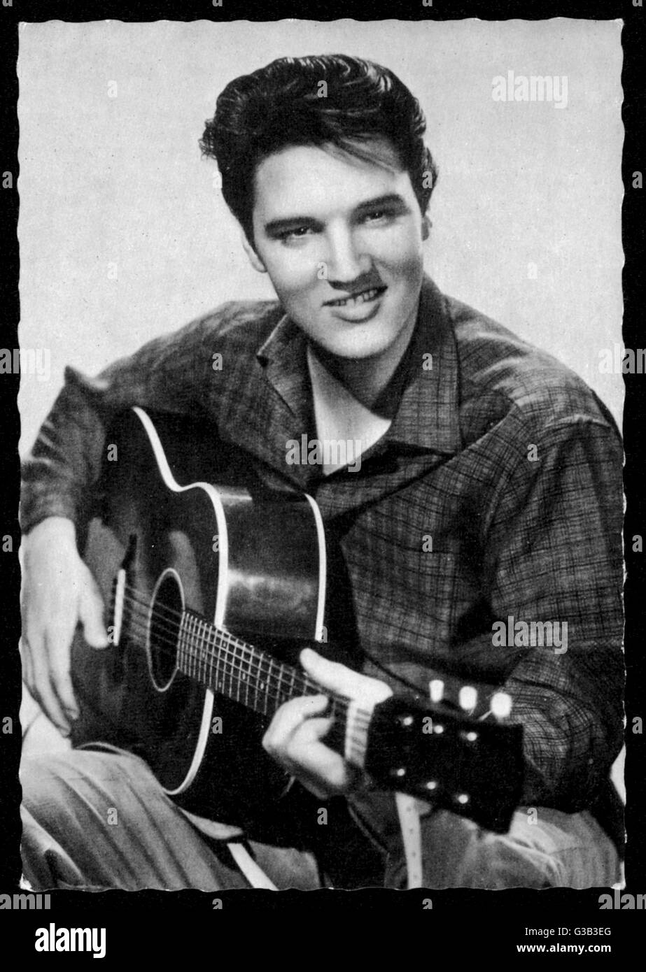 ELVIS PRESLEY American pop cantante, chitarrista e attore nel film musicale, visto qui con la sua chitarra data: 1935 - 1977 Foto Stock