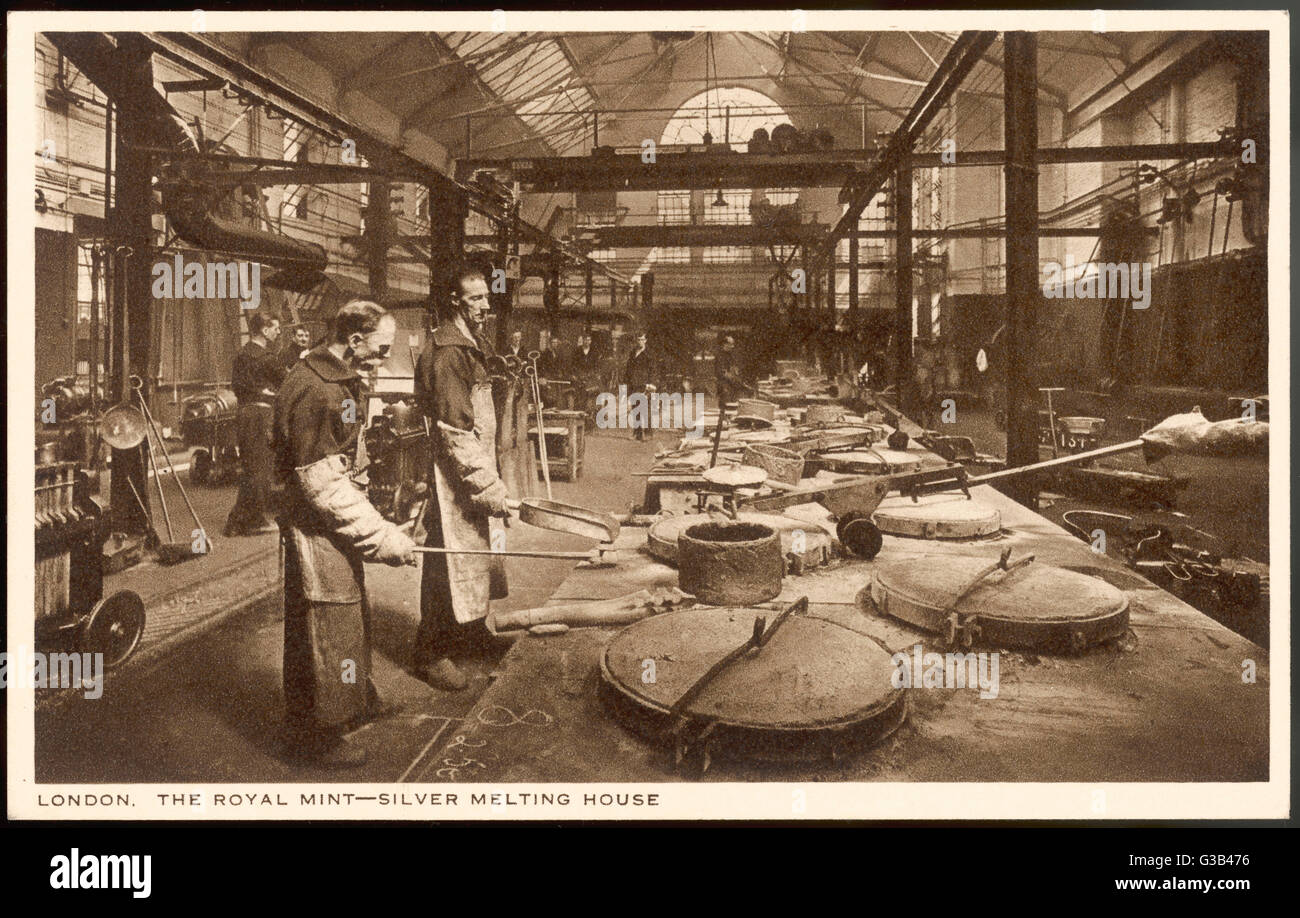 La fusione di argento casa presso il Royal Mint, Londra Data: circa 1910 Foto Stock