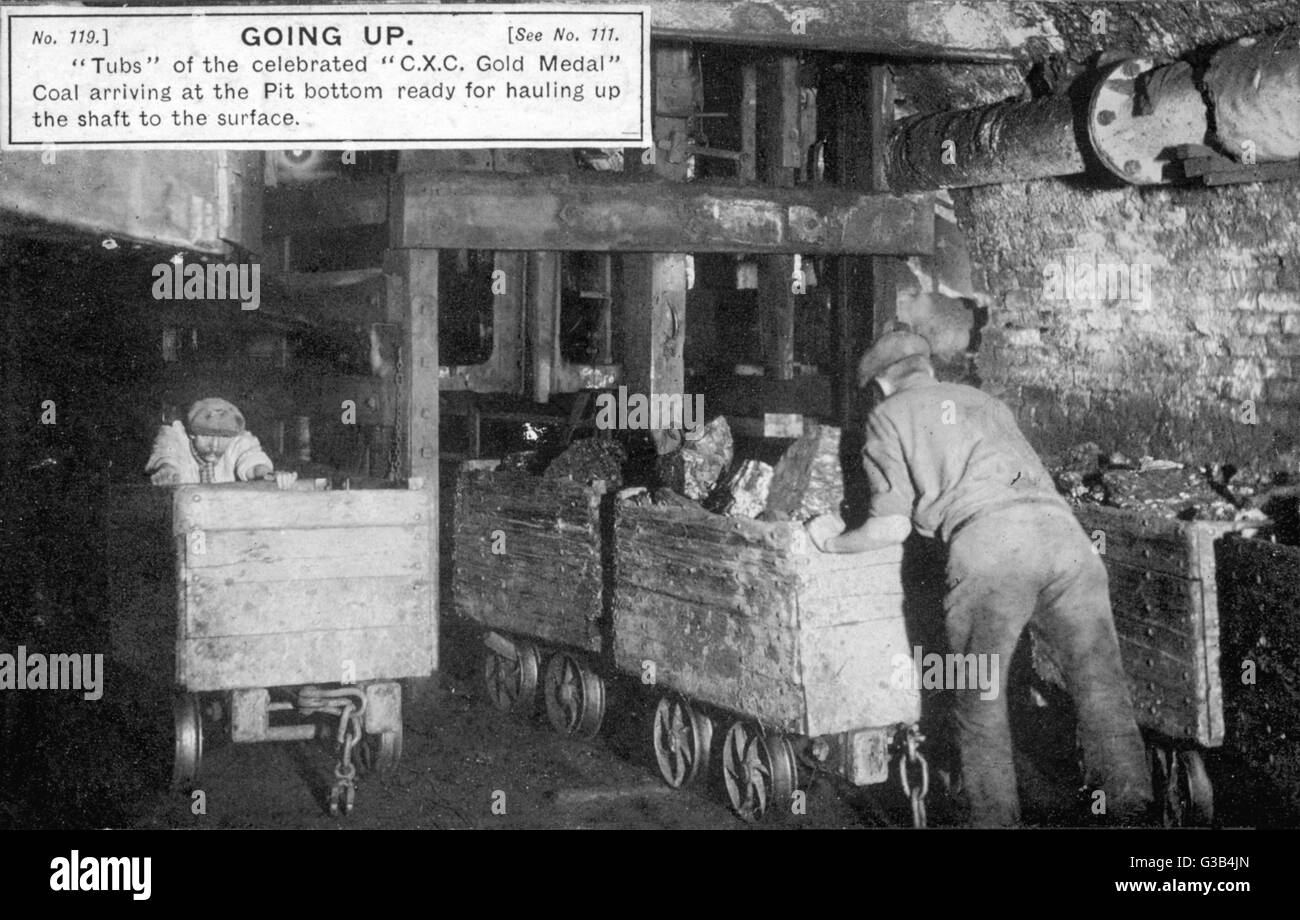 "Vasche' di carbone di arrivare nella parte inferiore dell'albero di sollevamento, pronto per essere trasportato fino alla superficie, alla Croce di argilla miniera a Chesterfield, Derbyshire, in Inghilterra. Data: circa 1910 Foto Stock