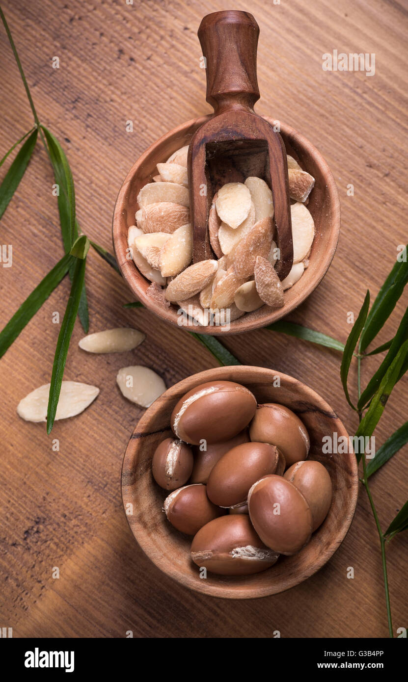 Composizione di argan i frutti e le sementi utilizzate per la cura della pelle Foto Stock