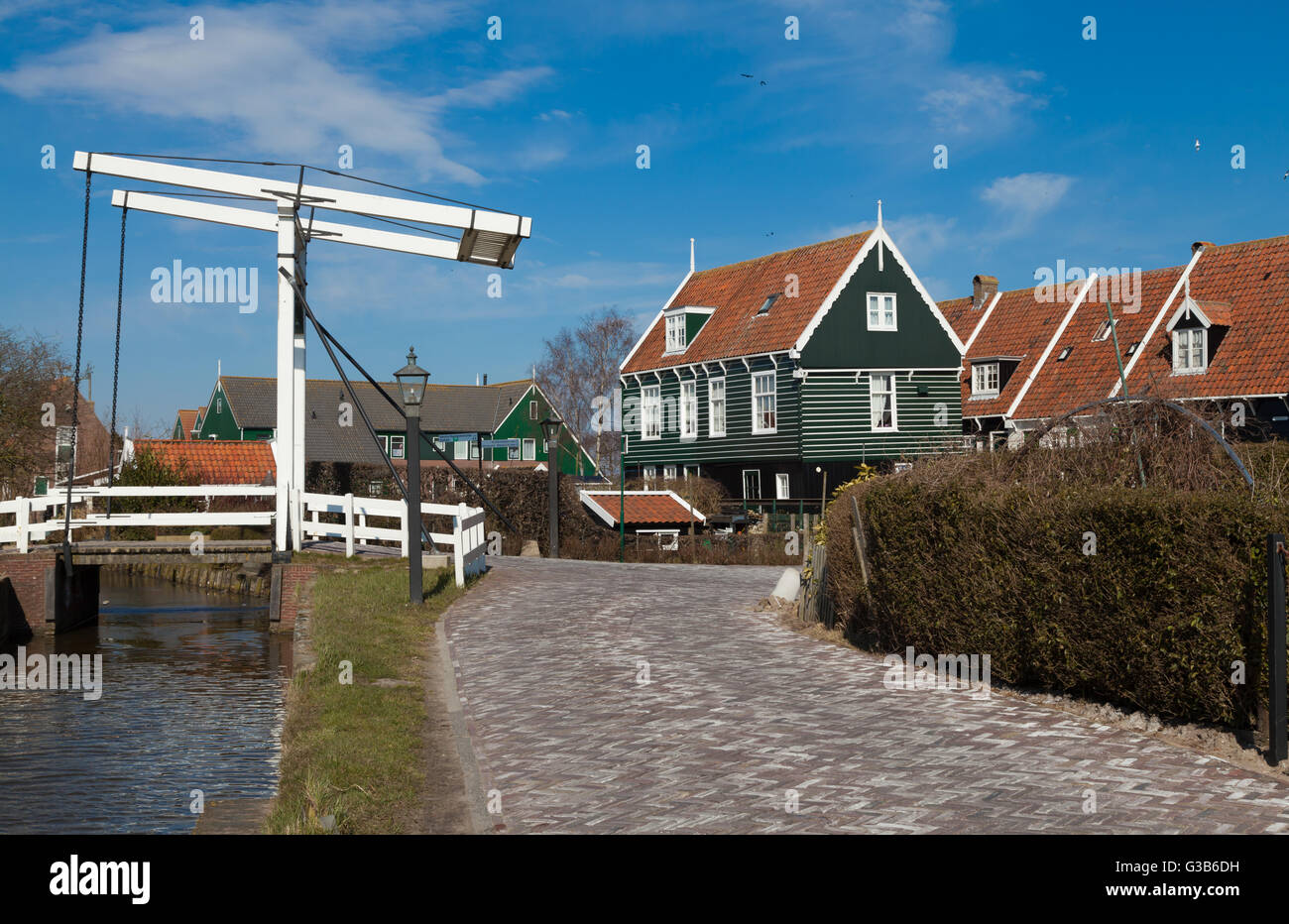 Marken con le caratteristiche case di legno , nella provincia dell'Olanda del Nord nei Paesi Bassi. Foto Stock