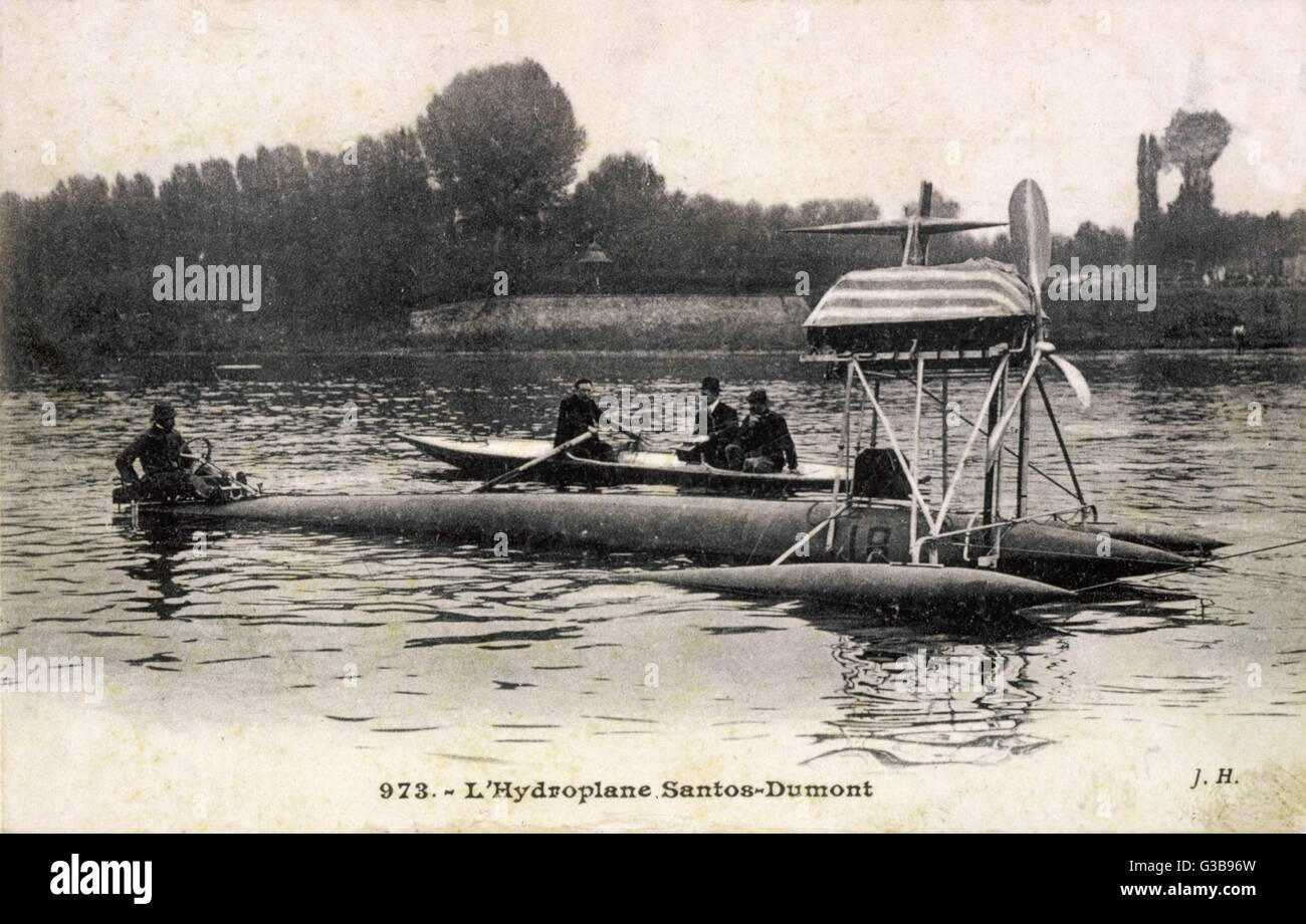 L'idrovolante ul di aviatore brasiliano Santos-Dumont, sul fiume Senna a Neuilly, Parigi. Data: circa 1910 Foto Stock