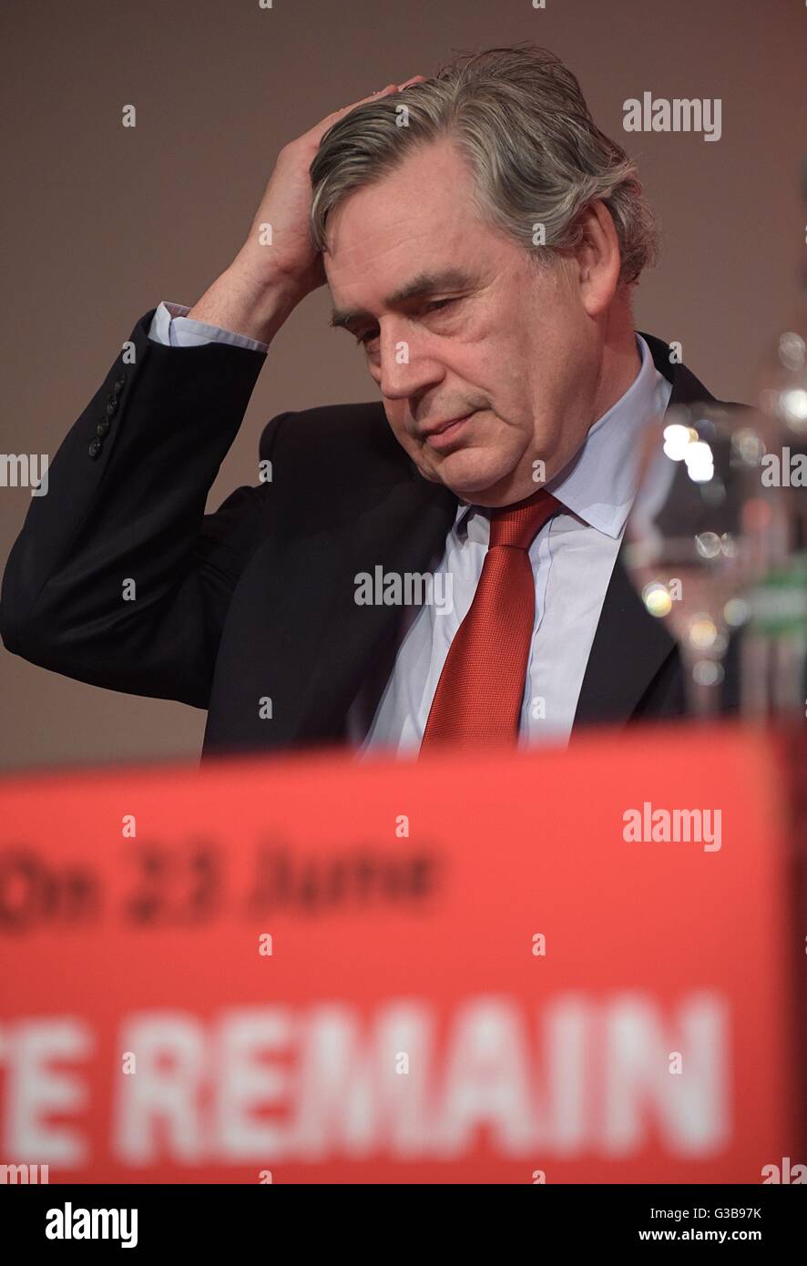 Ex primo ministro Gordon Brown durante un partito laburista pro rally dell'UE presso la Royal Concert Hall di Glasgow, precedendo il 23 giugno referendum sulla Gran Bretagna l' adesione all' Unione europea. Foto Stock