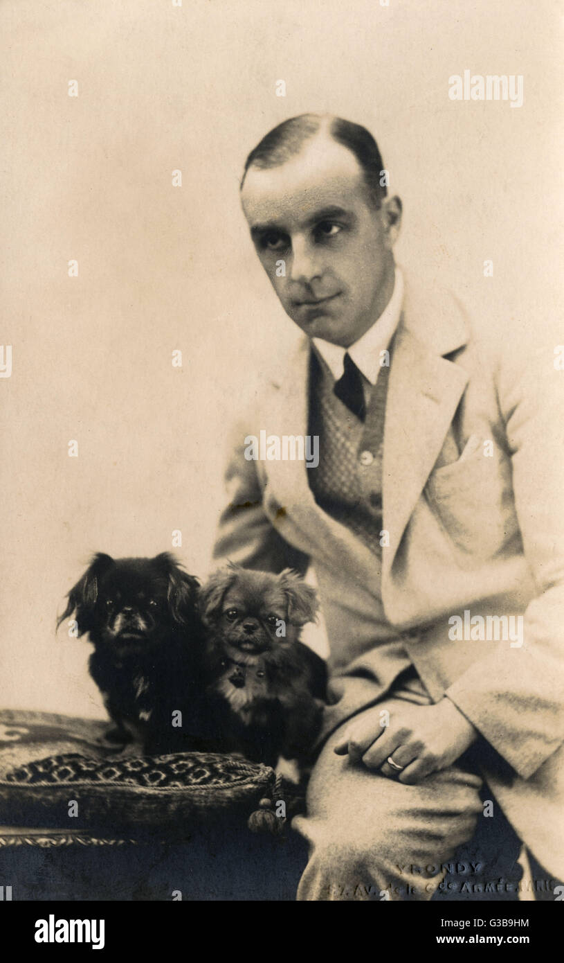 Ritratto studio, uomo con cane pekingese, Francia Foto Stock