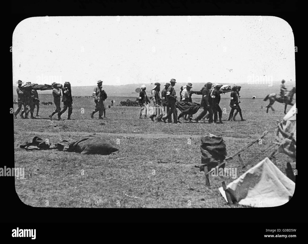 A COLENSO, Buller fa un coraggioso attacco alla posizione di Boer ma è costretto al ritiro con pesanti perdite : Nativi barella portatori di trasportare feriti dopo la battaglia data: 15-16 Dicembre 1899 Foto Stock
