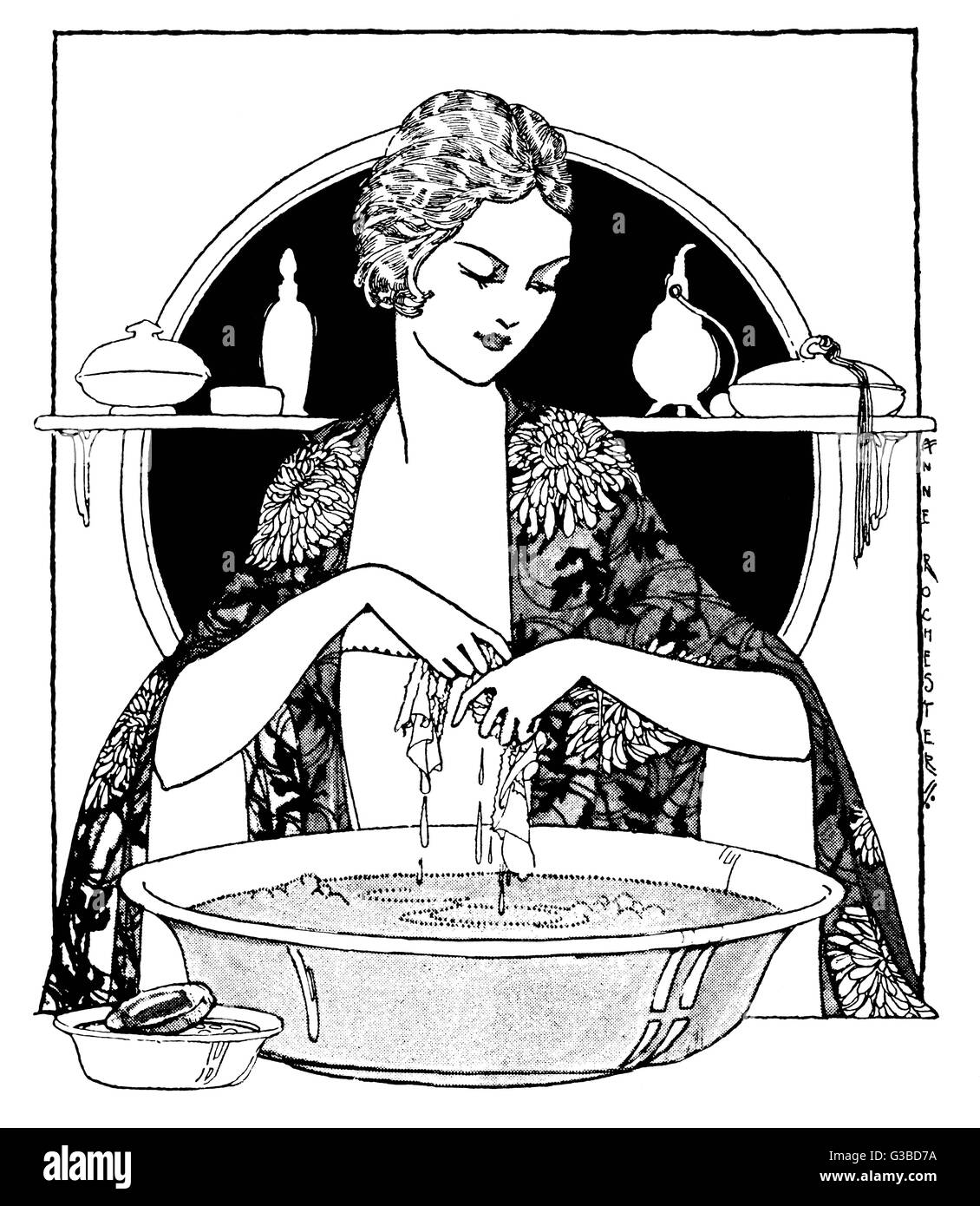 Una donna attraente indossando un modellato vestaglia lavaggi in un bacino. Data: 1927 Foto Stock