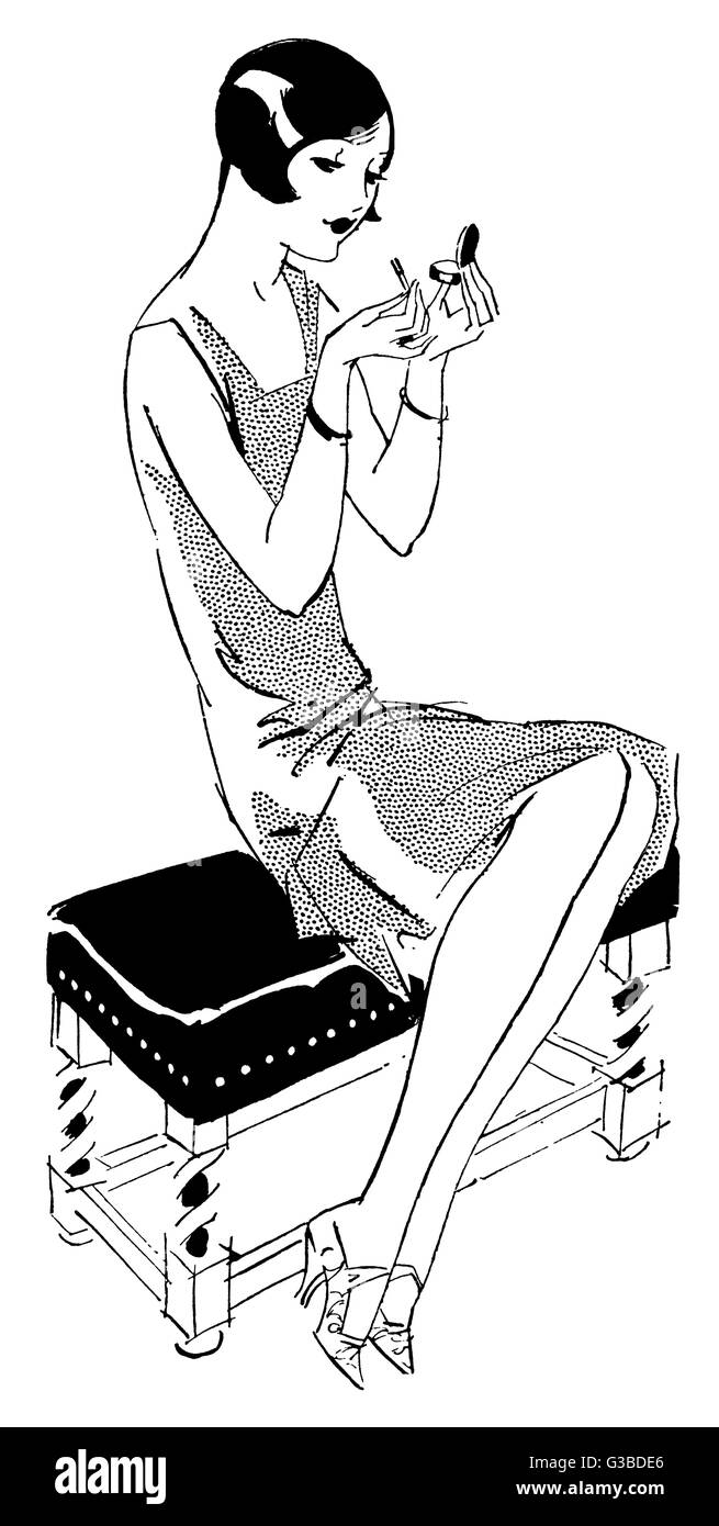 Elegante giovane donna con capelli bobbed si siede su una panchina per fare il suo rossetto. Data: 1927 Foto Stock