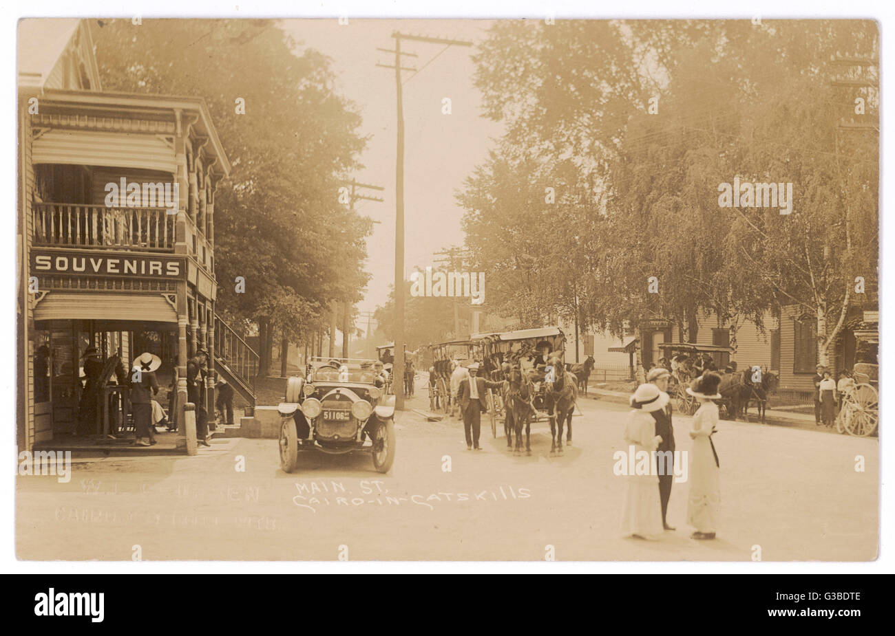 A Il Cairo, di New York Catskills Mountains, un parcheggi auto al di fuori del negozio di souvenir ma la maggior parte del traffico è cavallo- trafilare e colleghe stand spettegolare nel mezzo della strada principale. Data: circa 1910 Foto Stock