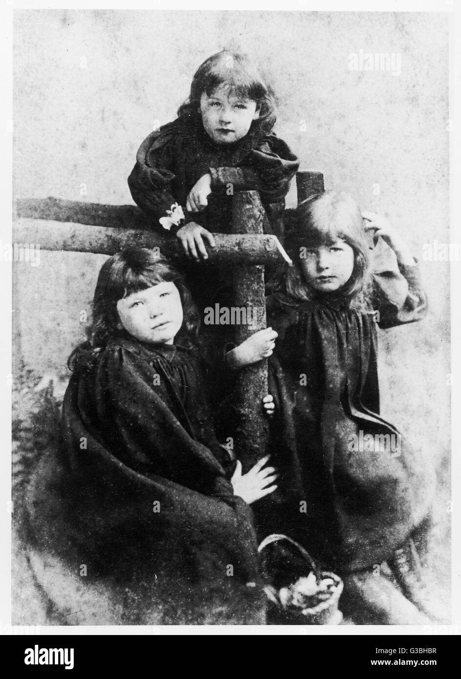 Da sinistra a destra: Sylvia, Adela e Christabel Pankhurst come i bambini. Data: circa 1892 Foto Stock