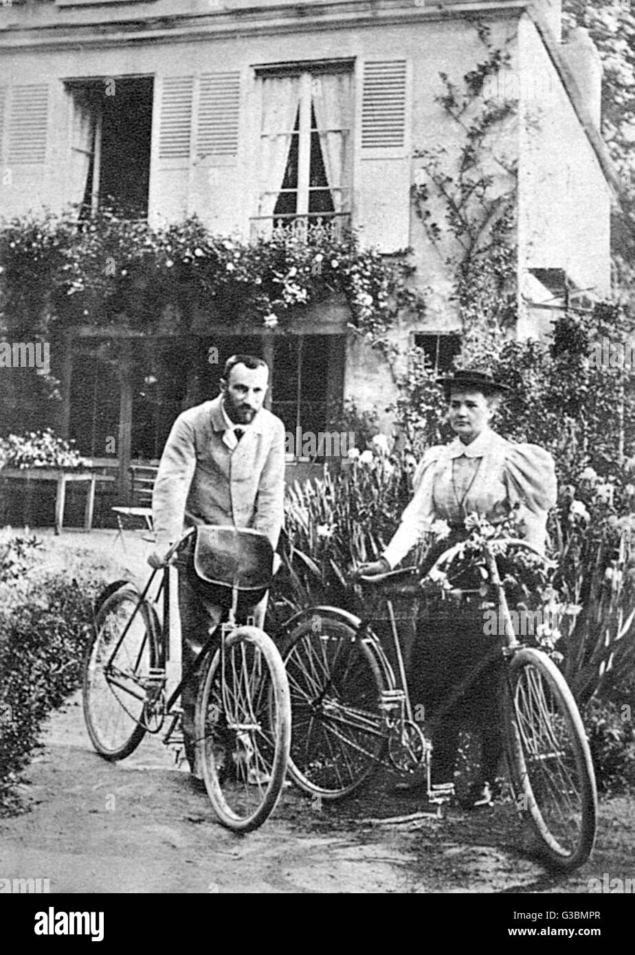 Marie e Pierre Curie in bicicletta la domenica pomeriggio Foto Stock