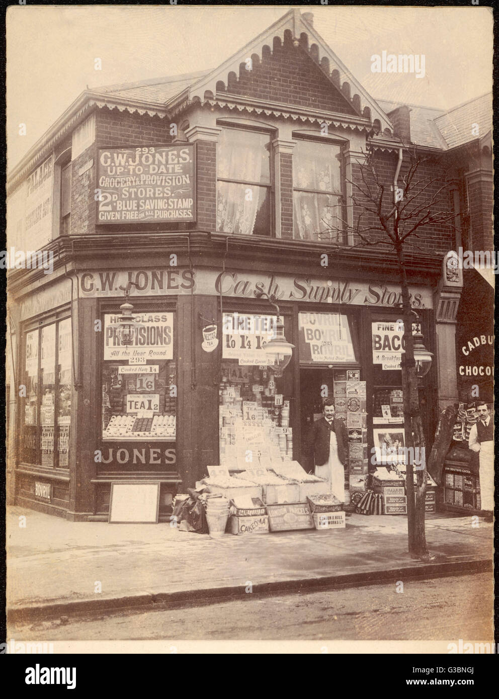 L'esterno di C W Jones cassa dei negozi di alimentazione a 393 High Street, East Ham a Londra Data: c. 1900 Foto Stock