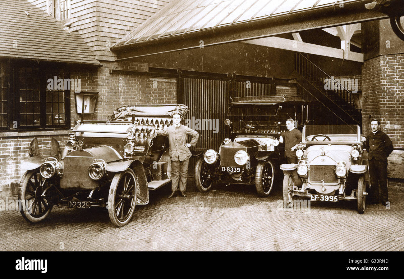 Tre le vetture e i loro autisti al di fuori di un garage. Da sinistra a destra: De Dietrich, Rolls Royce Silver Ghost, Darracq. Due delle vetture hanno Kent i numeri di registrazione. Data: circa 1910 Foto Stock