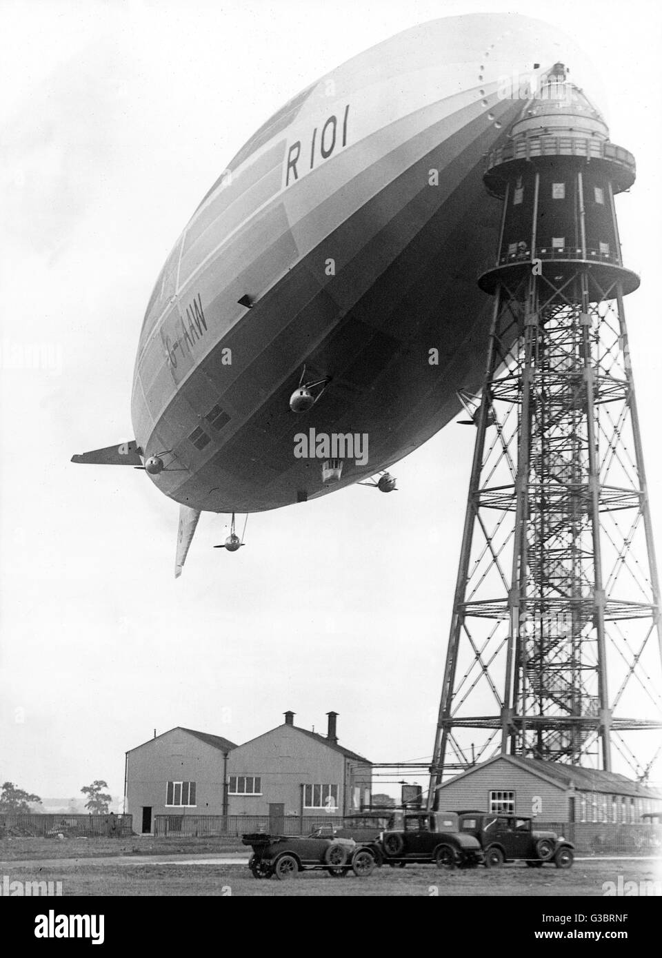 La R101 dirigibile fissato ad un montante di ormeggio, Cardington RAF Base. Data: circa 1930 Foto Stock