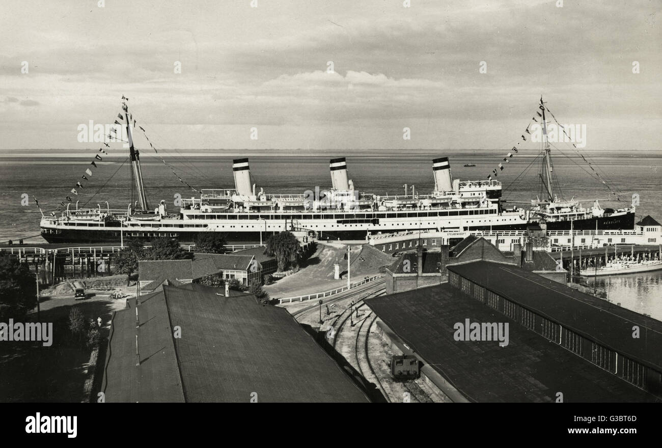 SS risoluta, ocean liner della linea Hamburg-America, visto qui off Cuxhaven, Pier, Germania. Data: circa 1920s Foto Stock