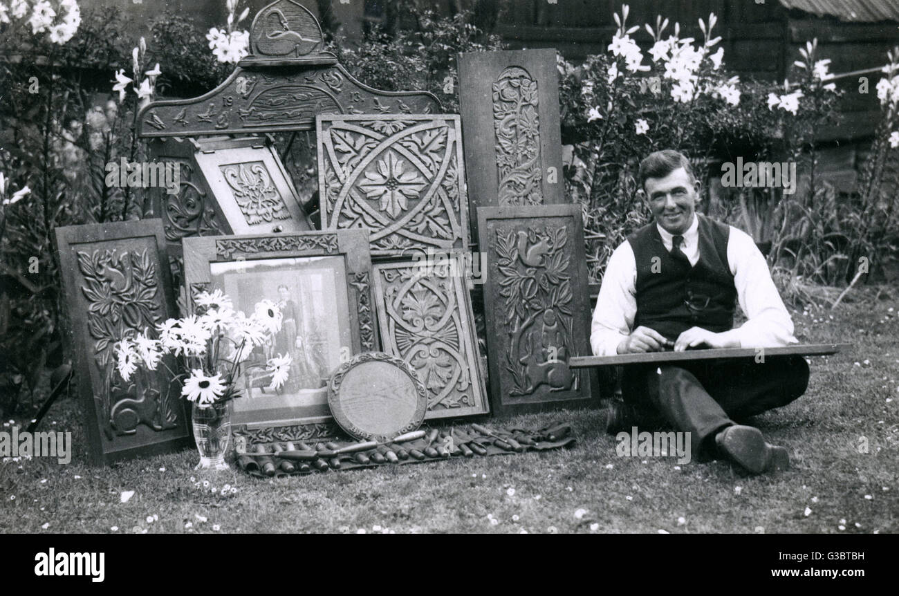 Un intagliatore di legno di rilievo e il suo lavoro Foto Stock