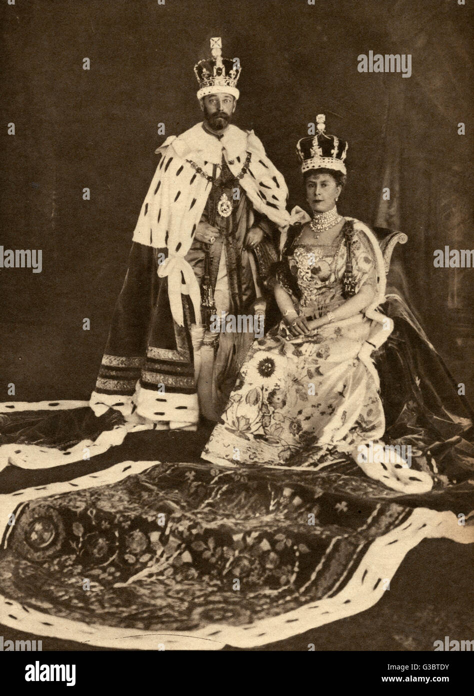 Incoronazione del Re Giorgio V e la regina Mary consorte, George V indossando la stato di Imperial Crown e Royal Purple Robe di stato. Maria consorte che indossa lo Stato corona di George V, e allegoricamente ricamato in abito di incoronazione. Poco più di un anno dopo il de Foto Stock