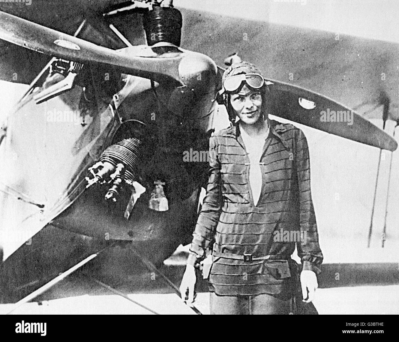 Maria Amelia Earhart (1897-1937), American aviatore pioniere, in piedi davanti al suo piano. Data: circa 1930s Foto Stock