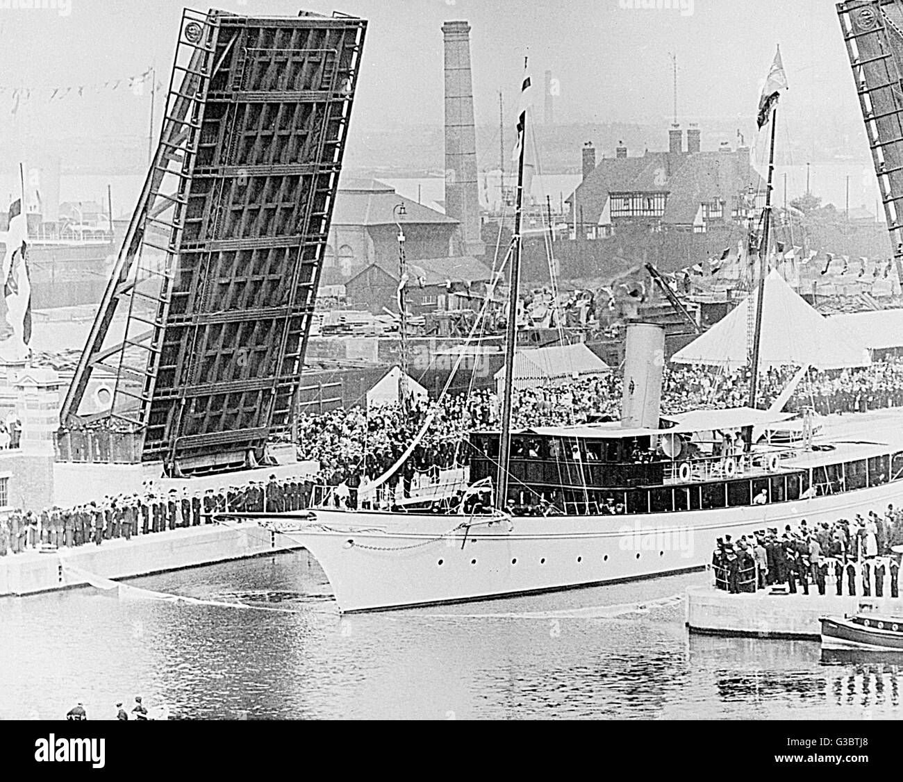 Royal Yacht che entra nei moli di Londra Foto Stock