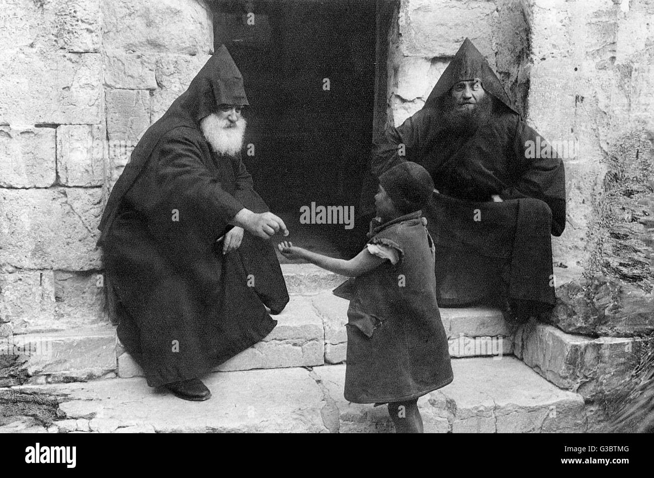 Monaci armeni presso la chiesa del Santo Sepolcro di Gerusalemme. Data: 1920s Foto Stock