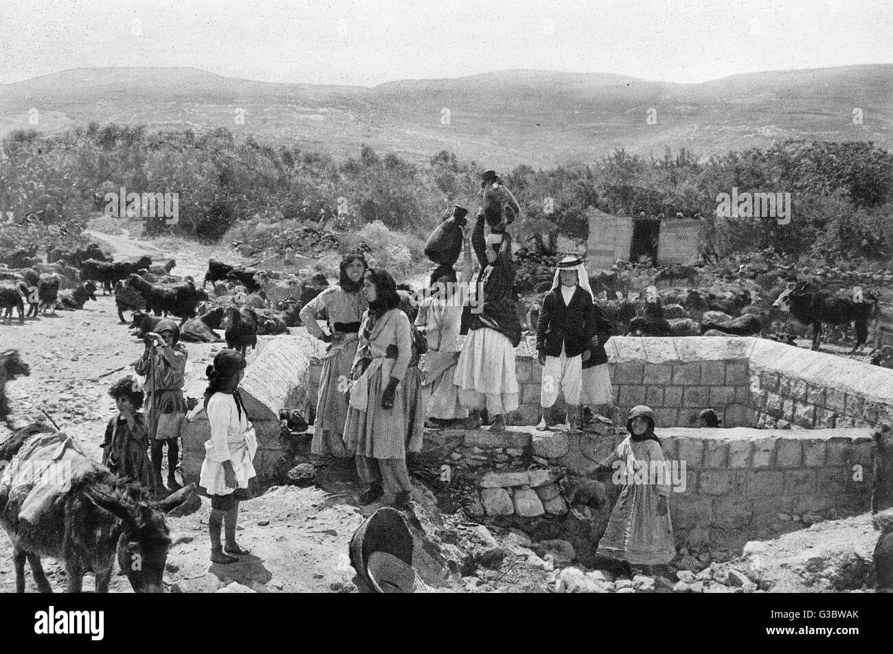 Persone al pozzo, Cana, Galilea, Israele del Nord Foto Stock