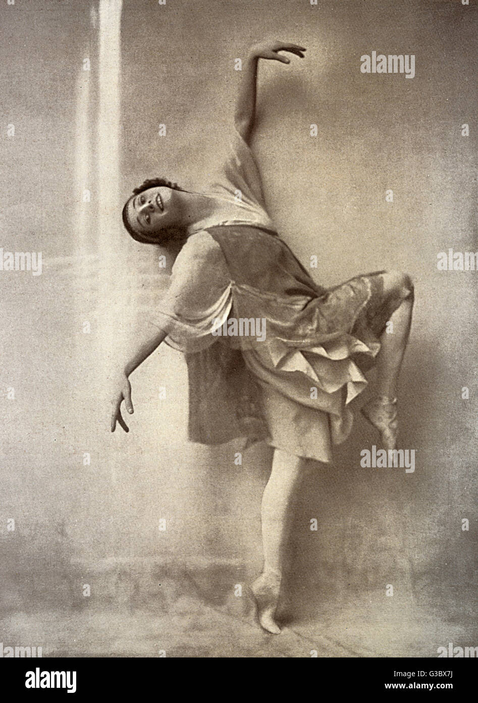 Anna Pavlova (1881-1931), russo ballerina, esibendosi in una danza greca.  Data: agli inizi del XX secolo Foto stock - Alamy