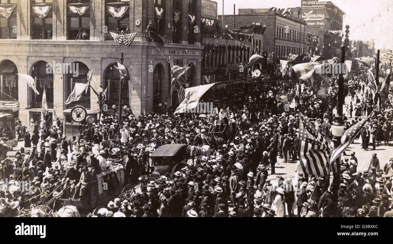 Scena di strada in West Park Street, Butte, Montana, USA, con una sfilata di prendere posto. Data: circa 1910 Foto Stock