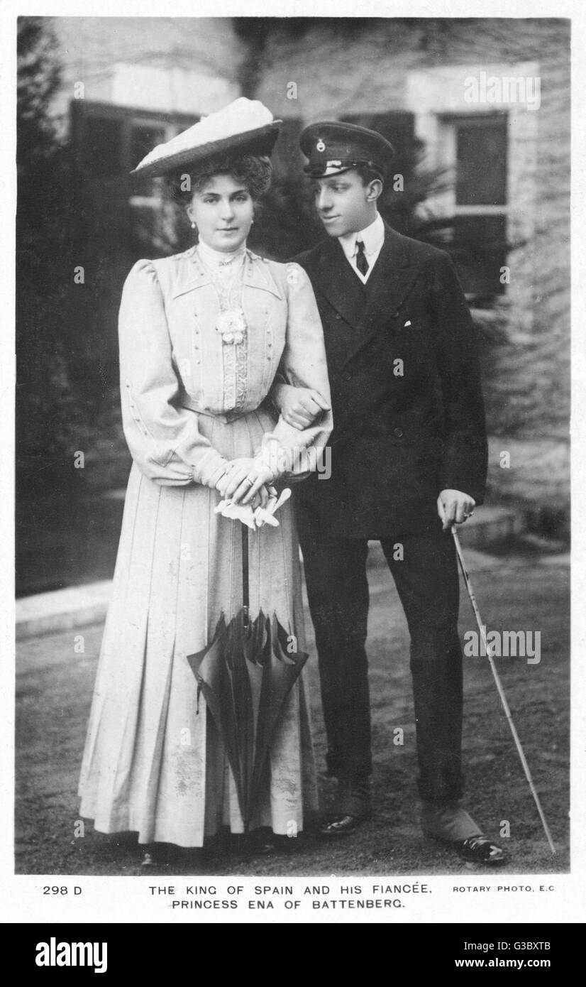 Il re Alfonso XIII di Spagna (1886-1931) e la sua fidanzata Victoria Eugenia di Battenberg (1887-1969). Data: circa 1905 Foto Stock