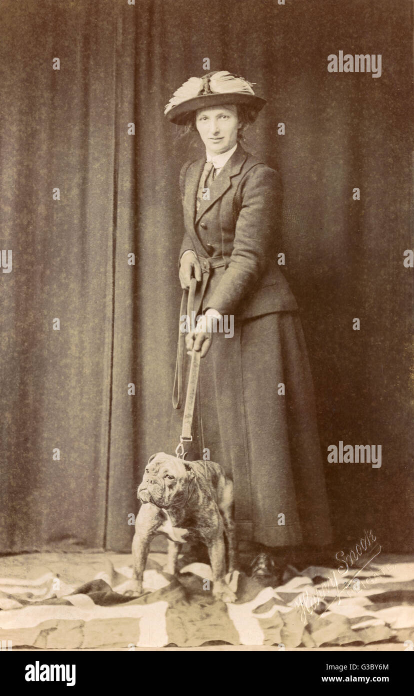 Donna con bulldog sulla bandiera britannica Foto Stock
