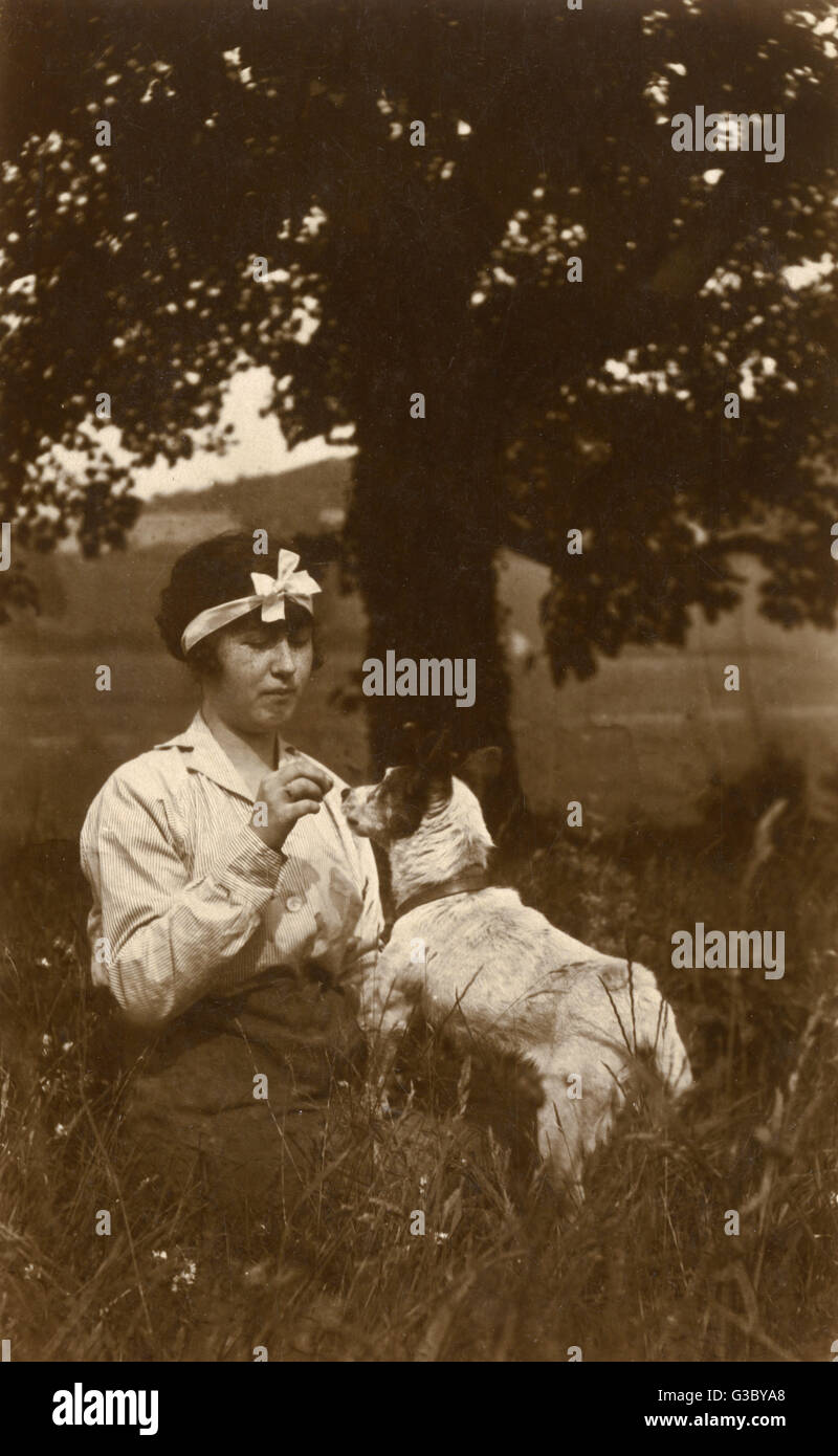 Giovane donna e cane in campo Foto Stock
