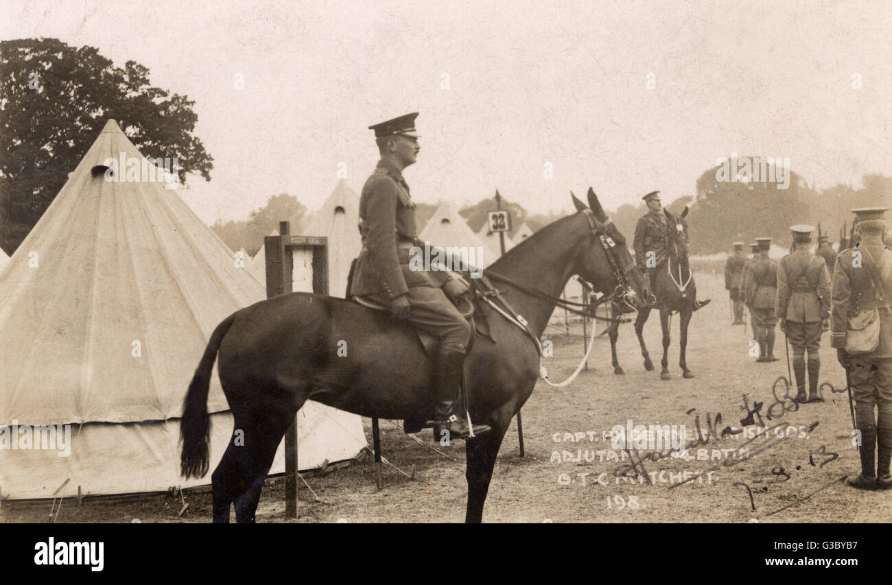 Capitano Hamilton Hugh Berners, irlandese Guardie, visto qui a cavallo presso il Responsabile della formazione Corps, Mytchett, Surrey. Data: circa 1913 Foto Stock