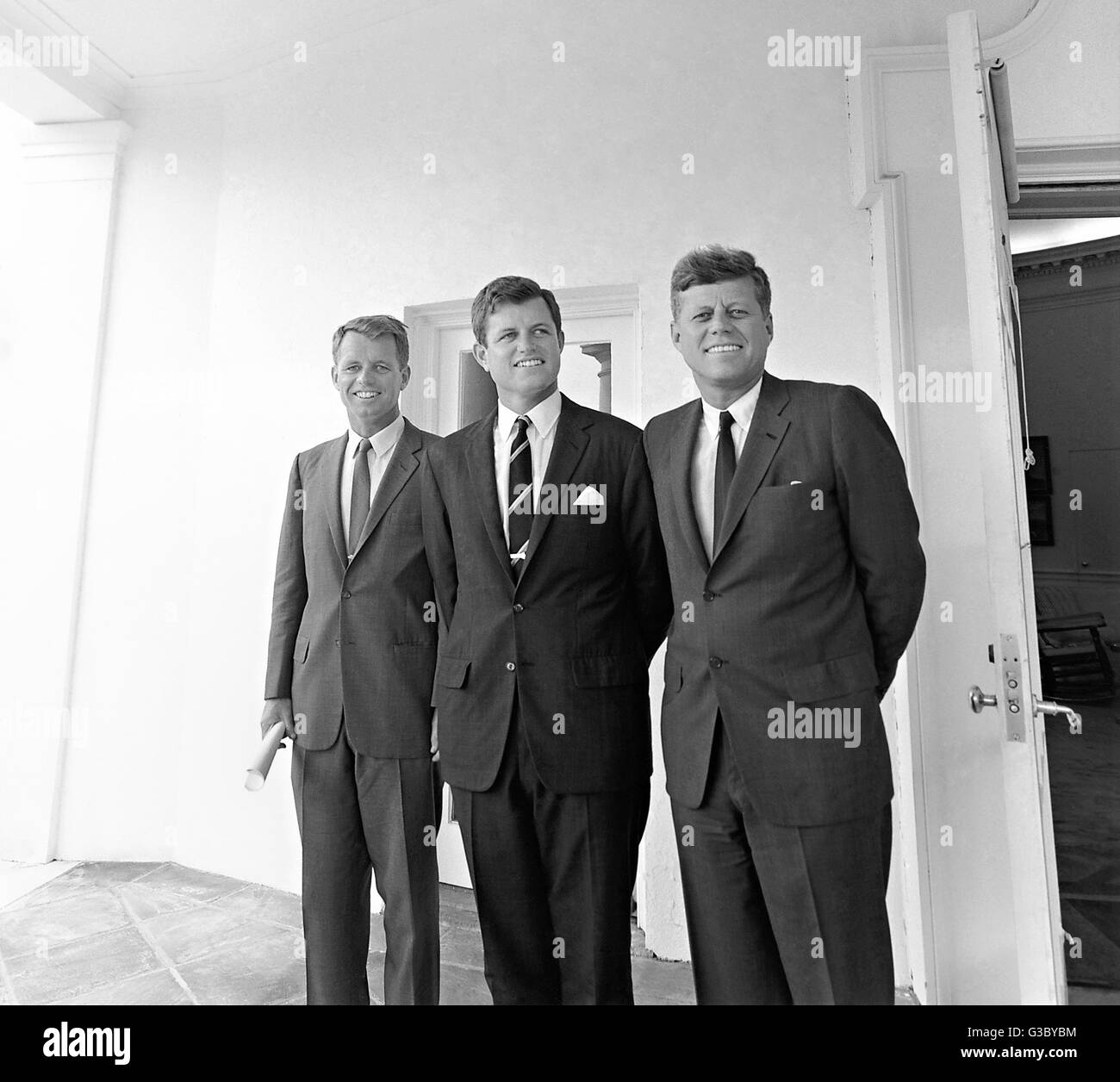 U.S il Presidente John F. Kennedy si erge con i suoi fratelli procuratore generale Robert Kennedy, sinistro e il senatore Ted Kennedy appena fuori ufficio ovale Agosto 28, 1963 a Washington, DC. Foto Stock