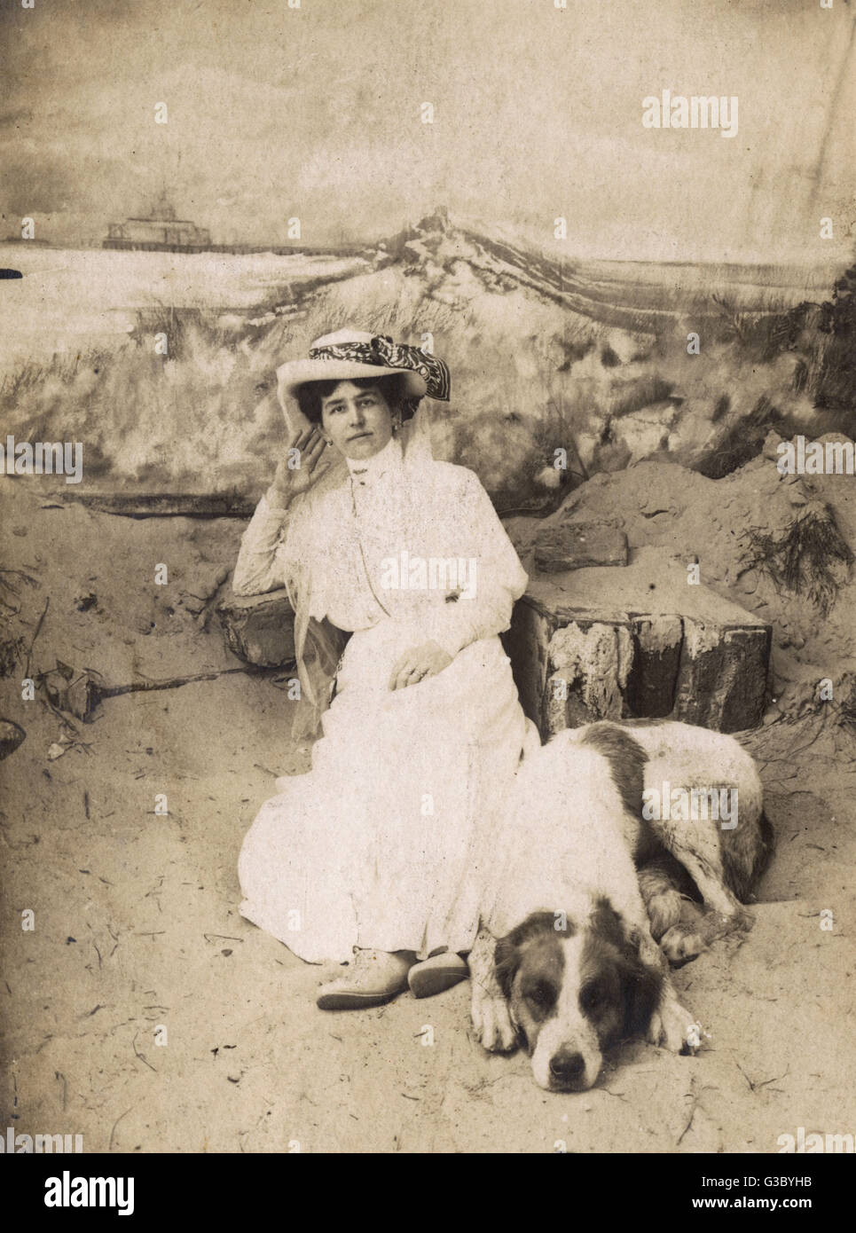 Donna con cane grande Foto Stock