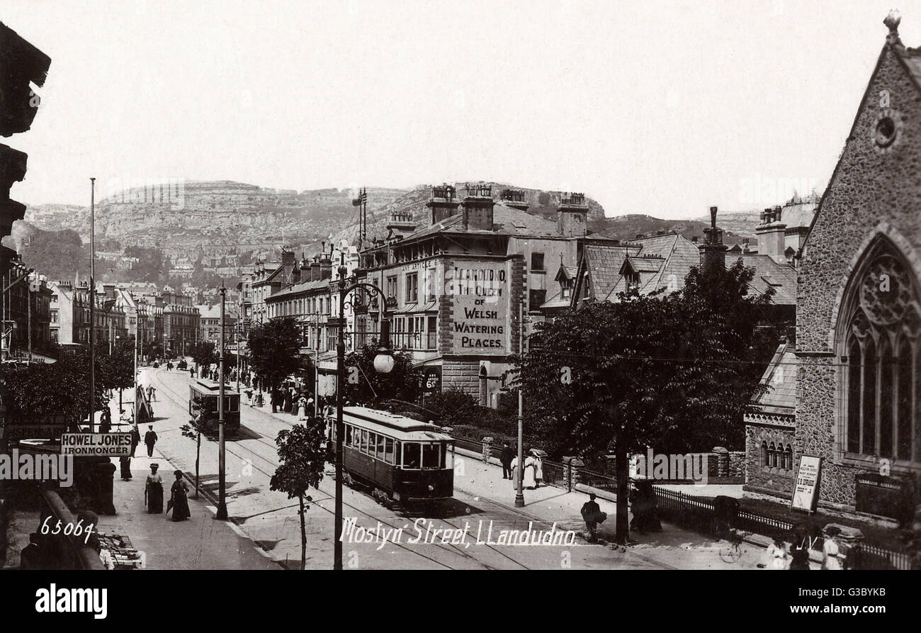 Mostyn Street, Llandudno, Galles. San Giovanni Chiesa Metodista è sulla destra. Data: 1910 Foto Stock