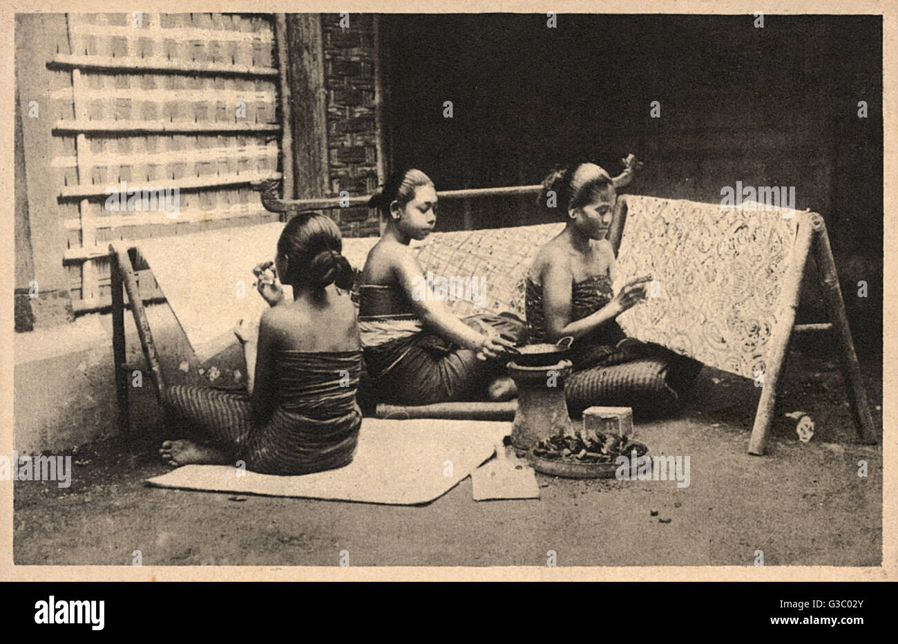 Donne giavanese (Indonesia) rendendo modellato tessuto batik utilizzando tecniche tradizionali. Data: circa 1910s Foto Stock
