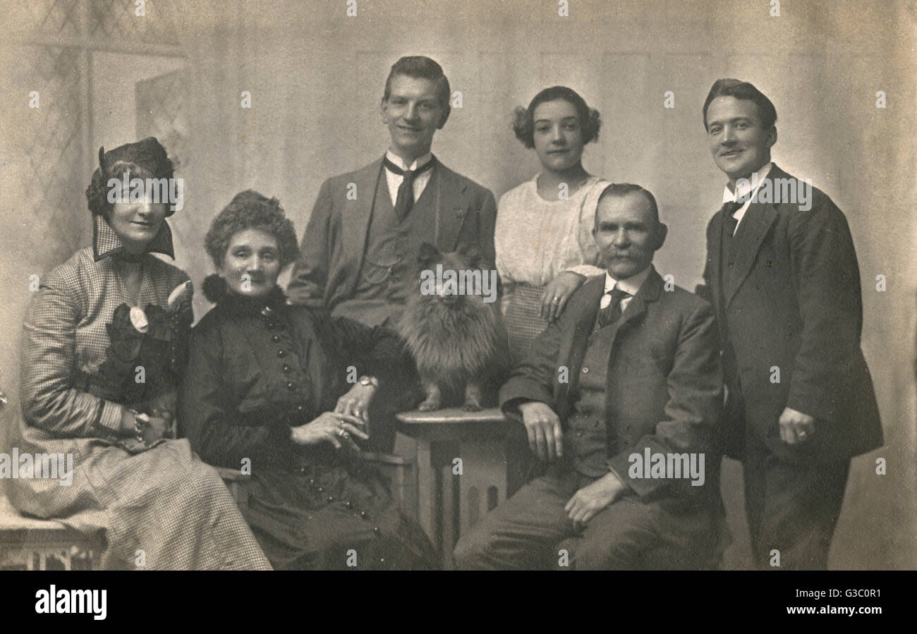 Famiglia gruppo studio ritratto con cane piccolo Foto Stock